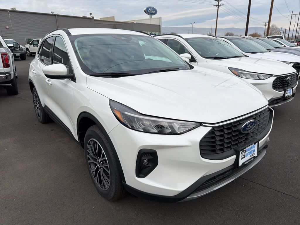 2025 Ford Escape PHEV's photo