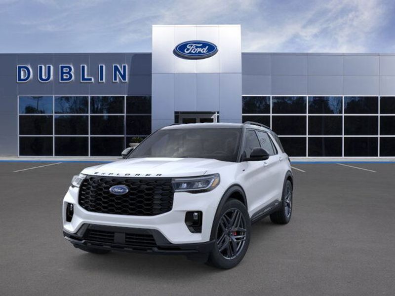 2025 Ford Explorer ST-Line photo 2