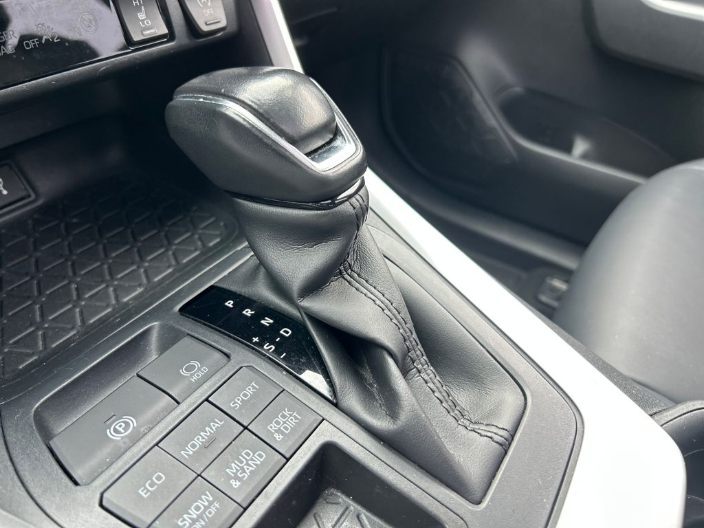 2020 Toyota RAV4 XLE Premium photo 24