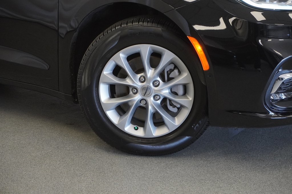 2025 Chrysler Pacifica photo 3
