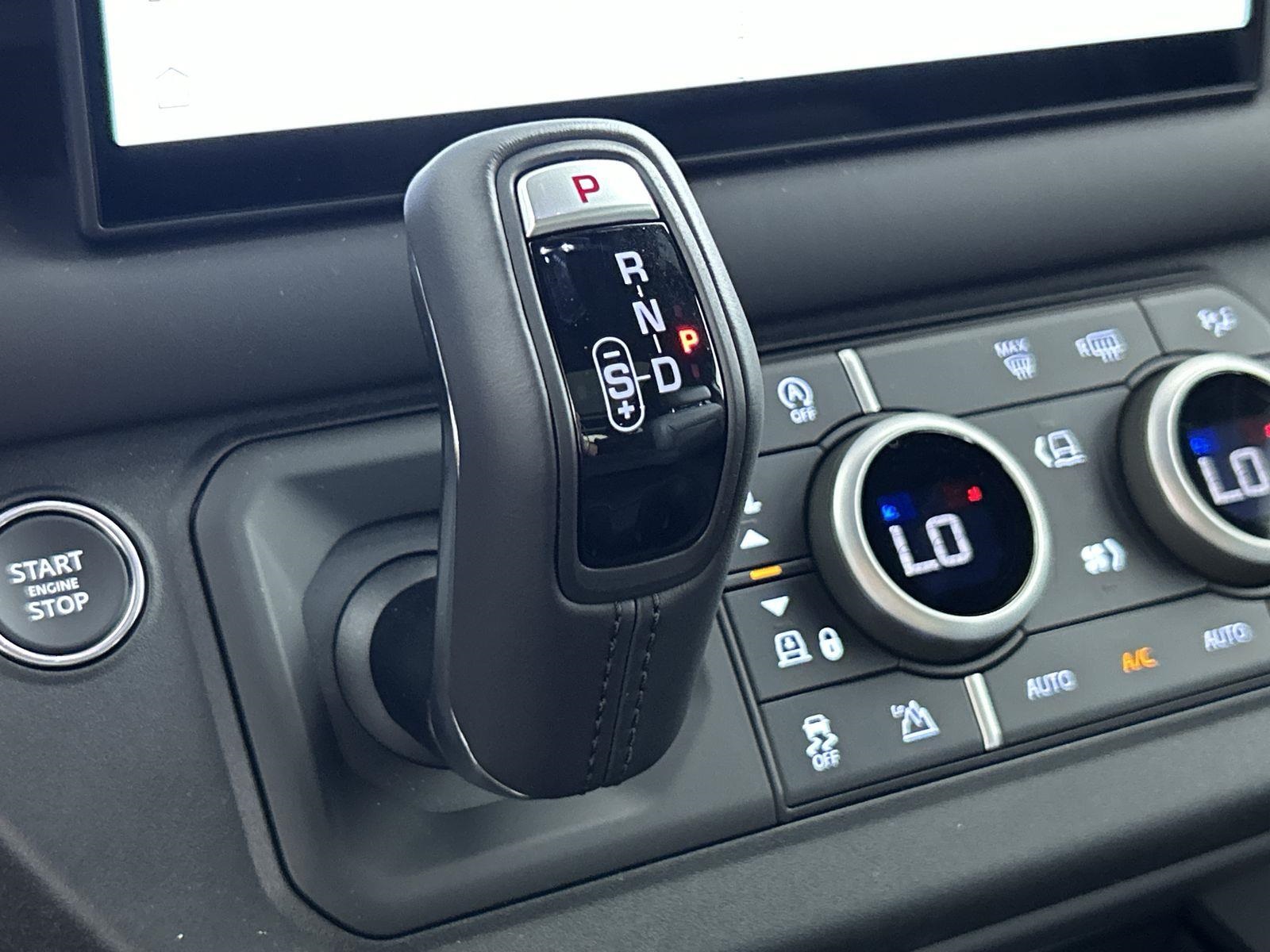 2025 Land Rover Defender 130 X-Dynamic SE photo 15