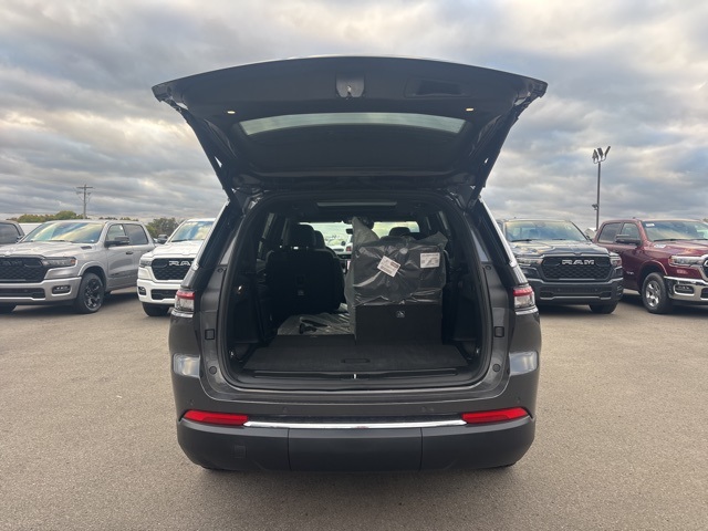 2025 Jeep Grand Cherokee Limited photo 3