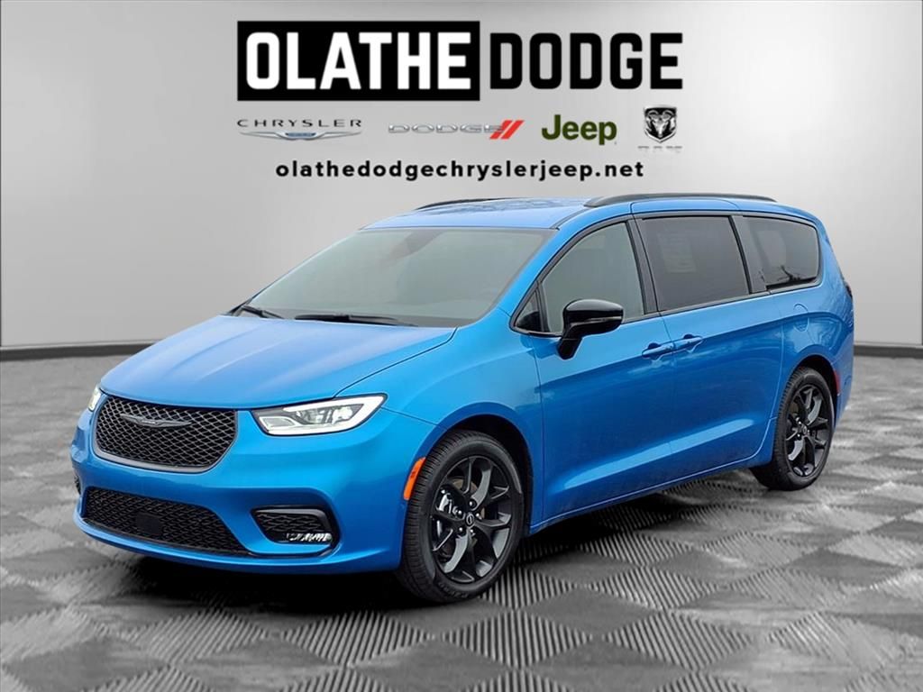 2026 Chrysler Pacifica Select's photo