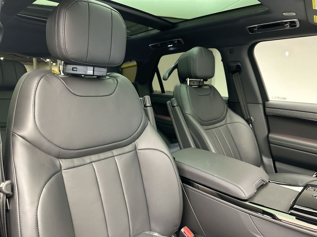 2025 Land Rover Range Rover Sport SE photo 5