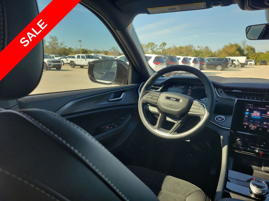 2025 Jeep Grand Cherokee Laredo Altitude photo 15
