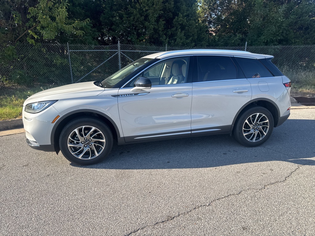 2022 Lincoln Corsair Standard photo 2