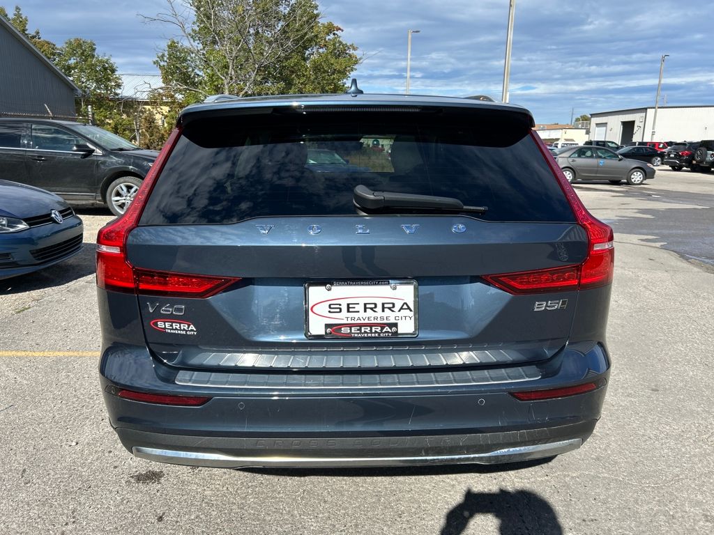 2023 Volvo V60 Cross Country B5 Plus photo 3