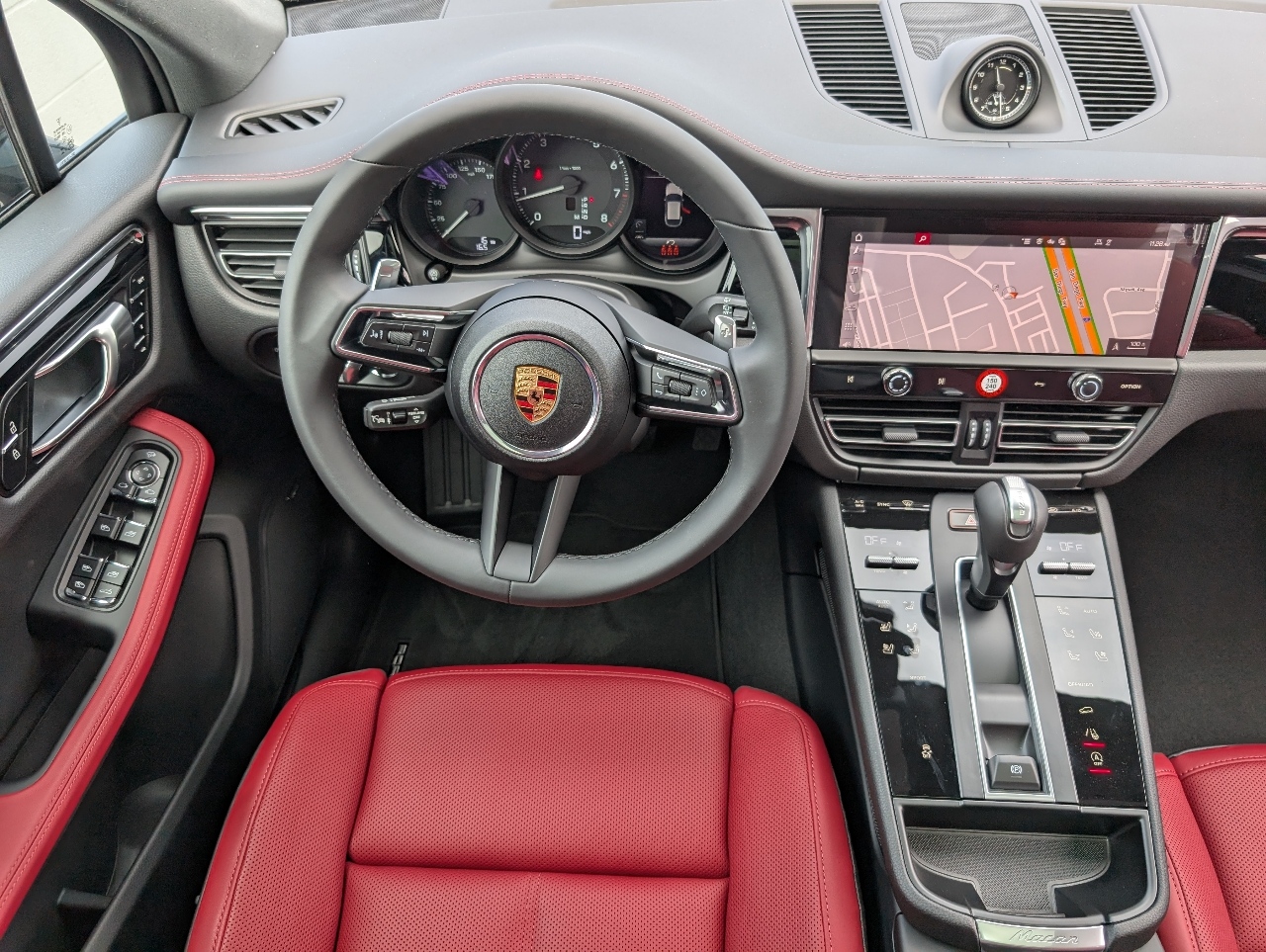 2025 Porsche Macan T photo 17