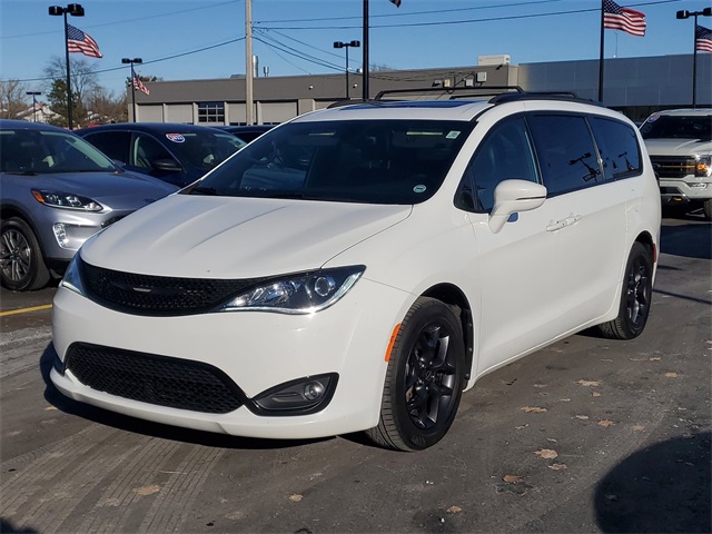 2018 Chrysler Pacifica Limited photo 2