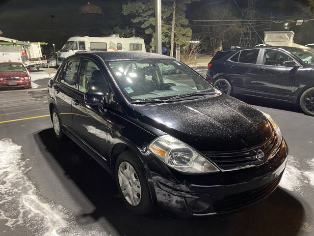 2010 Nissan Versa S's photo