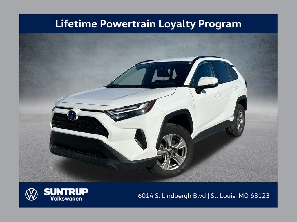 2024 Toyota RAV4 XLE's photo