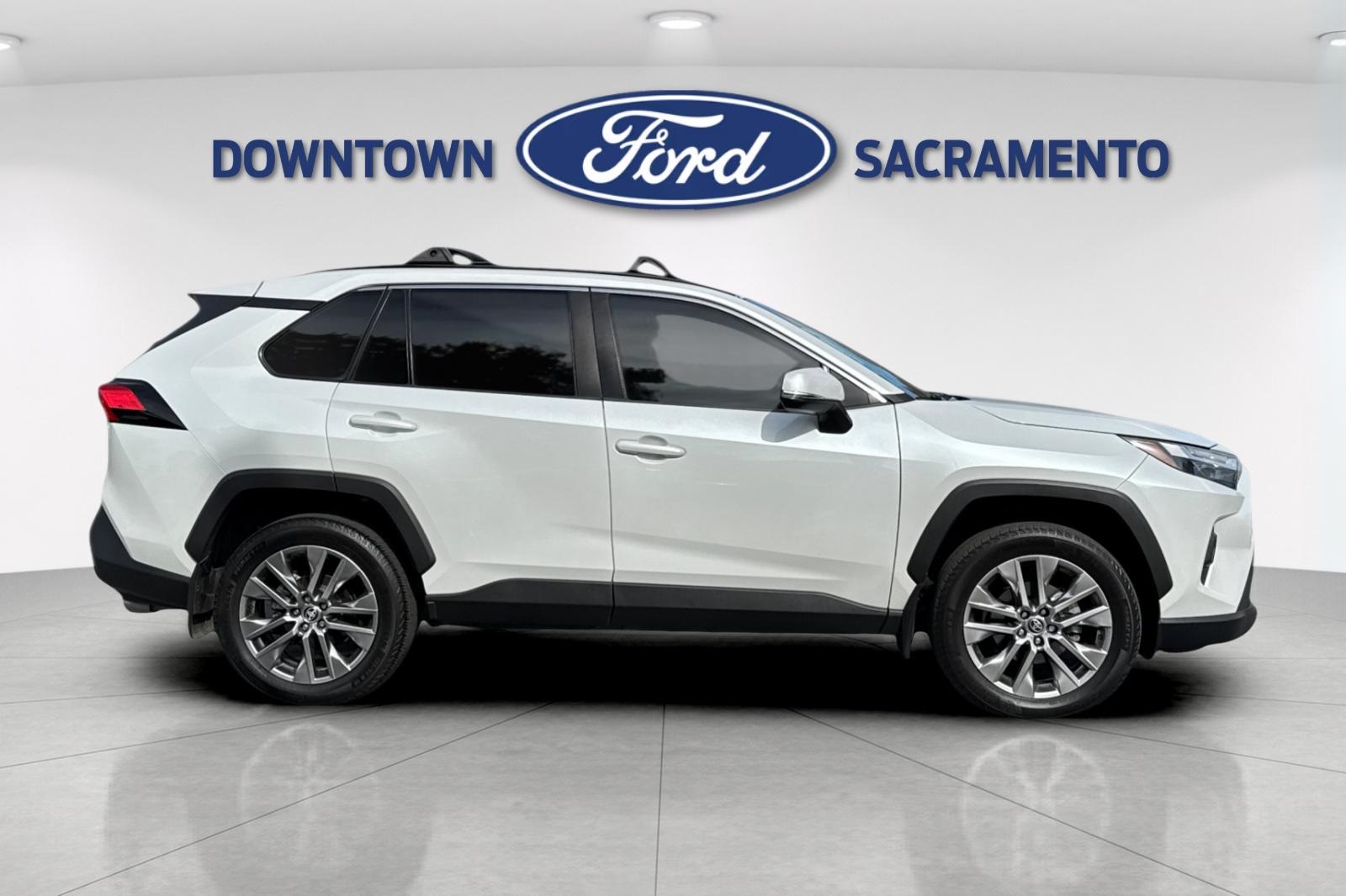 2023 Toyota RAV4 XLE Premium photo 5