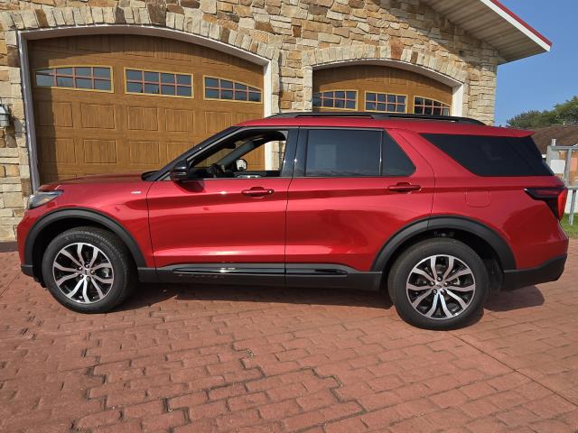 2025 Ford Explorer ST-Line photo 6