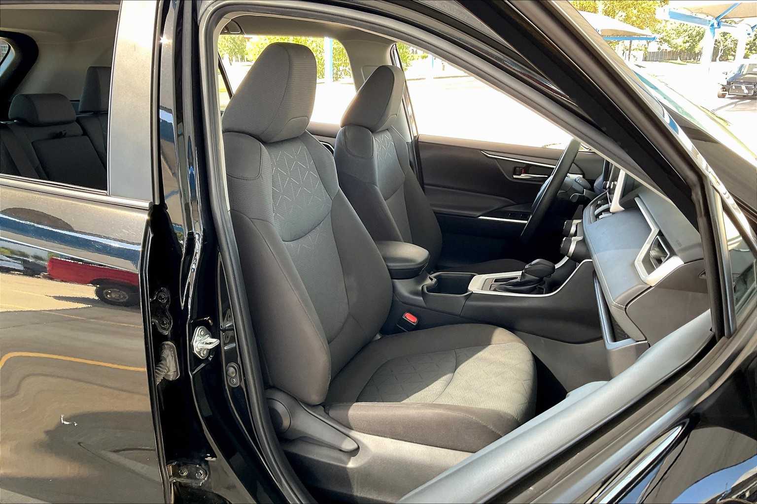 2024 Toyota RAV4 XLE photo 8