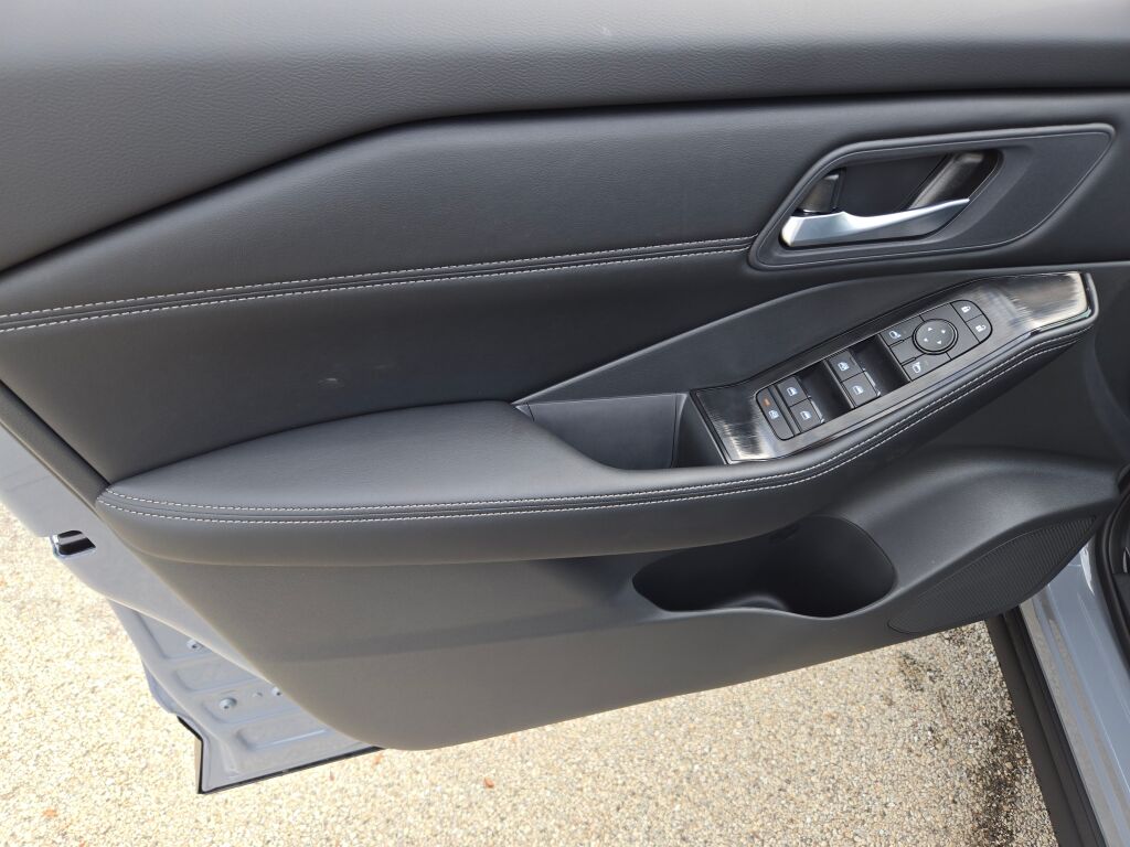 2026 Nissan Rogue SV photo 14