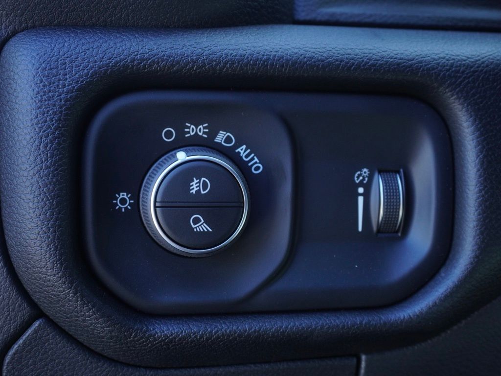 New 2025 Diamond Black Crystal Pearl-Coat Exterior Paint RAM Big Horn Sport Appearance Edition image 12