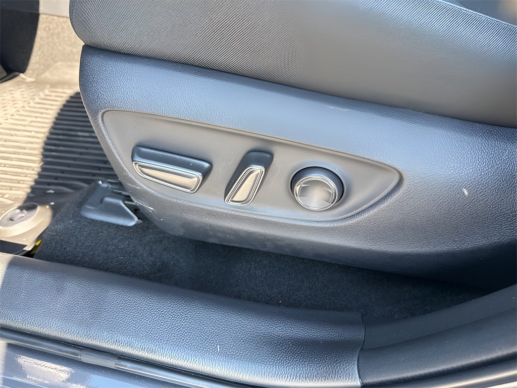 2025 Toyota RAV4 XLE photo 10