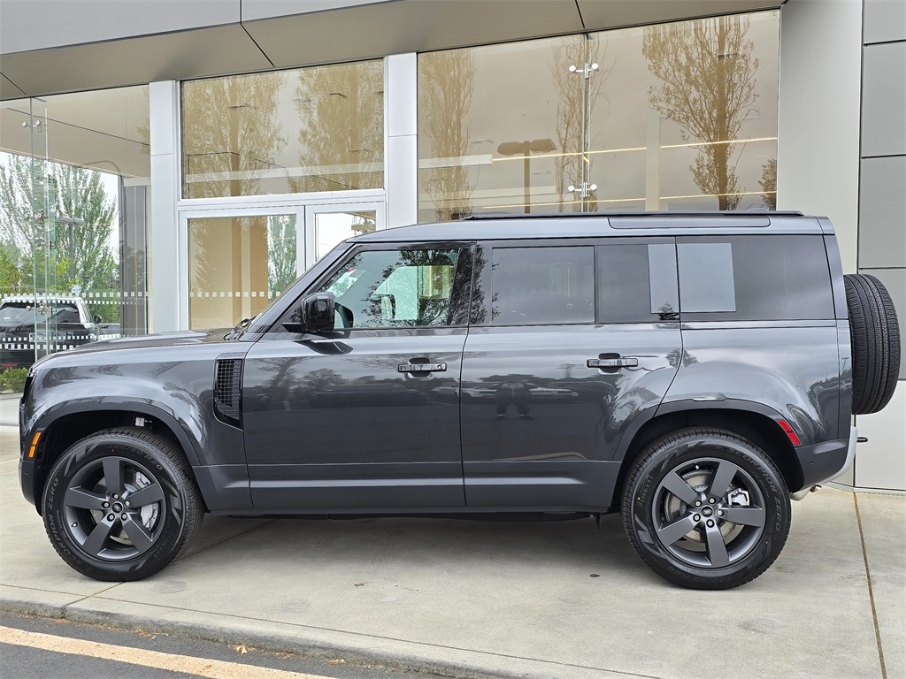 2025 Land Rover Defender 110 S photo 4