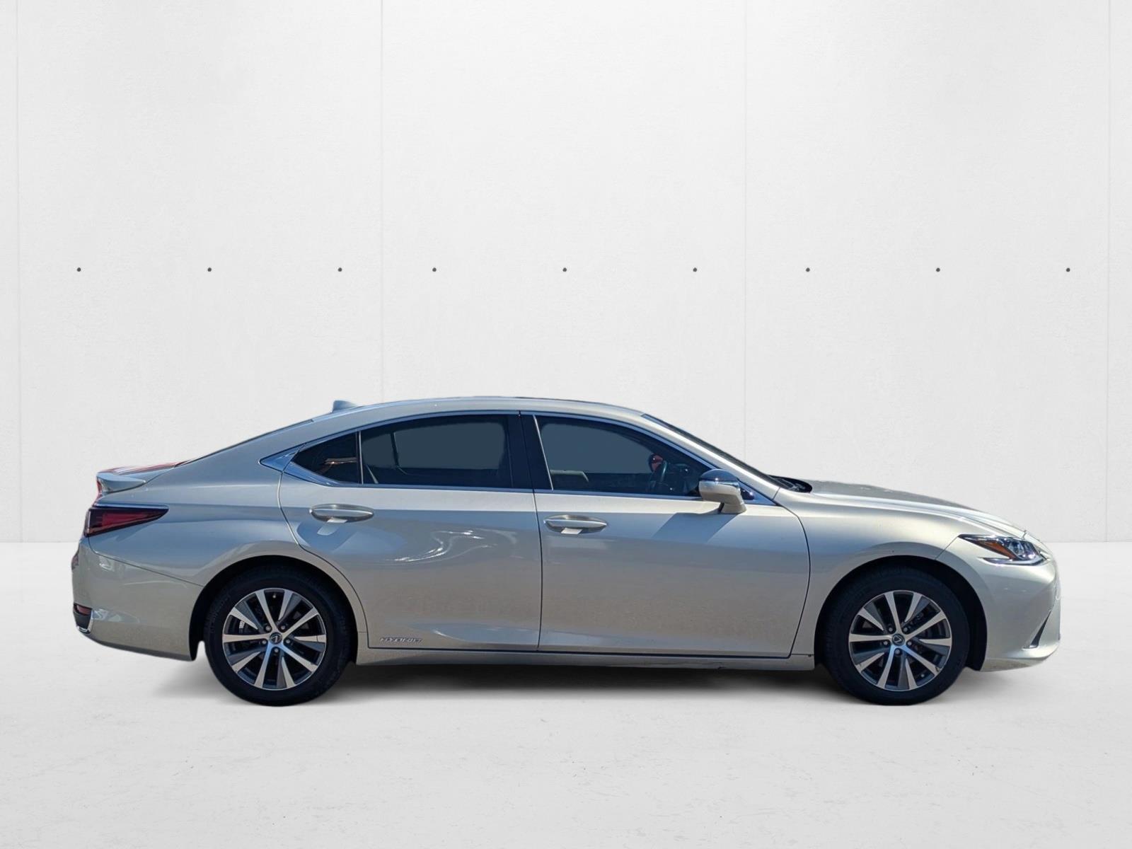 2020 Lexus ES 300h photo 4