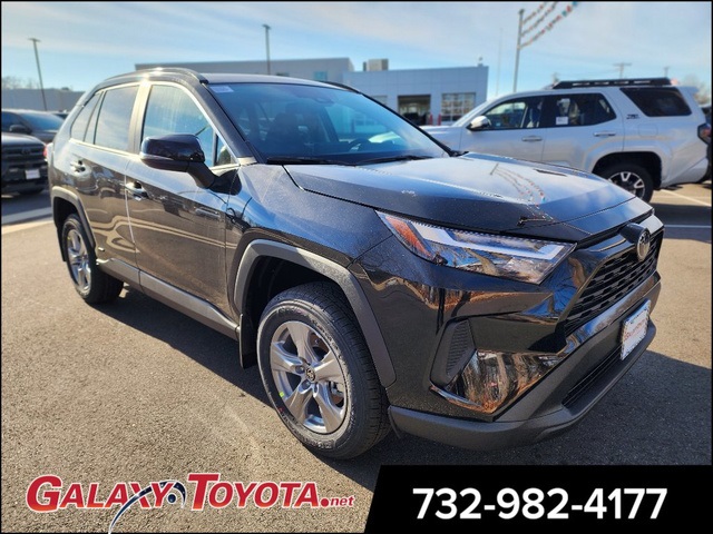 2025 Toyota RAV4 XLE's photo