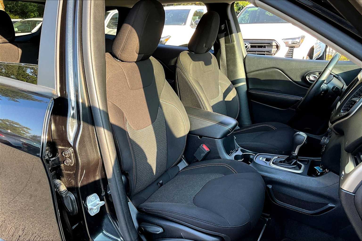2016 Jeep Cherokee 80th Anniversary Edition photo 7