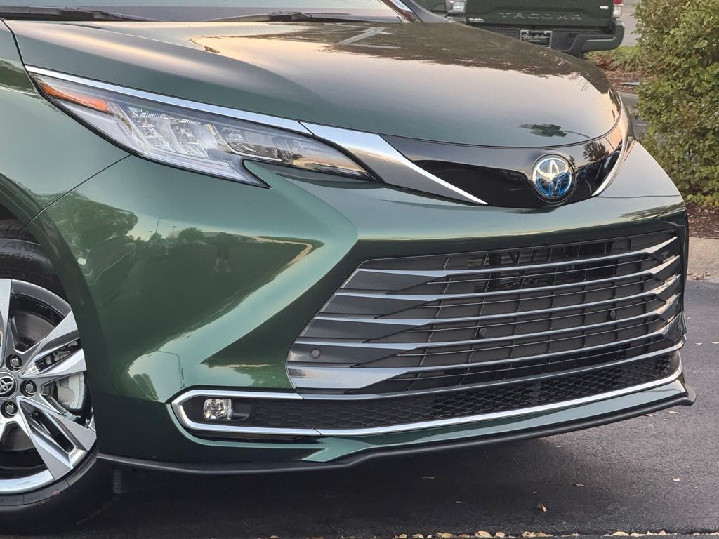 2025 Toyota Sienna Limited photo 4