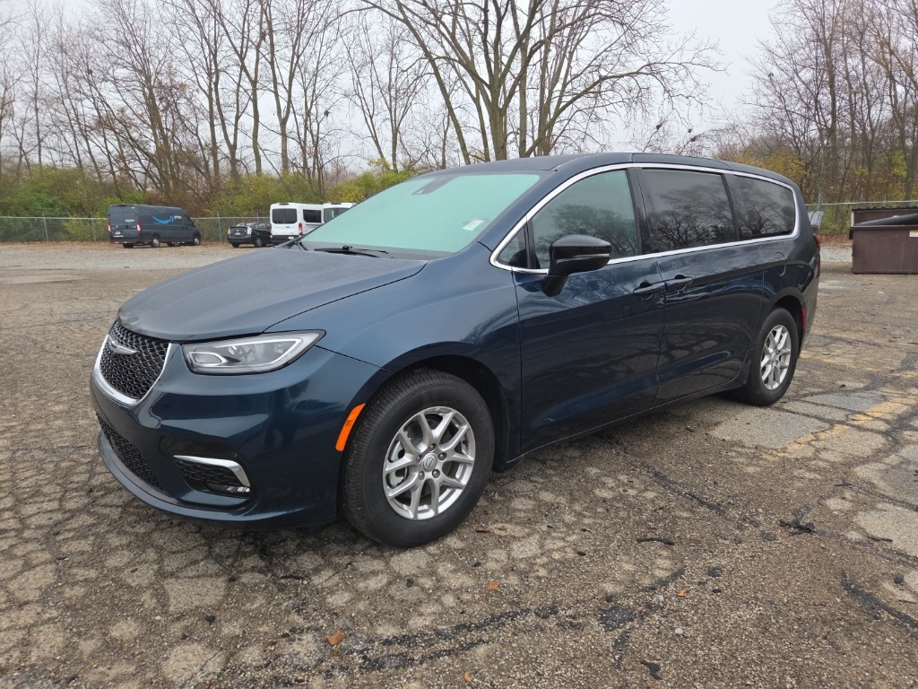 2025 Chrysler Pacifica photo 3