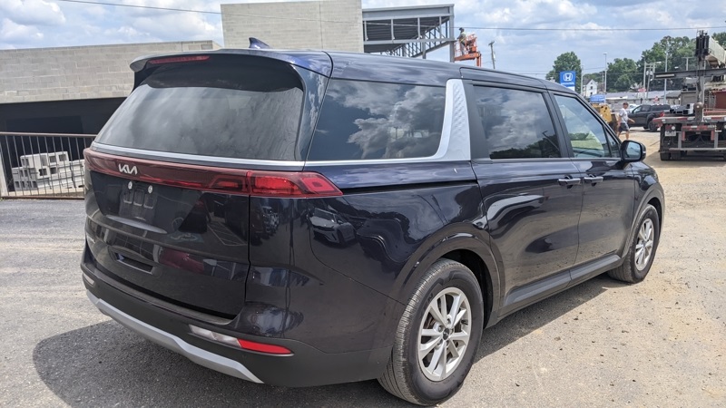2024 Kia Carnival LX photo 3