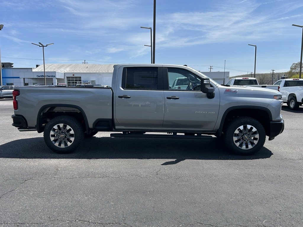 2025 Chevrolet Silverado 2500HD Custom photo 4
