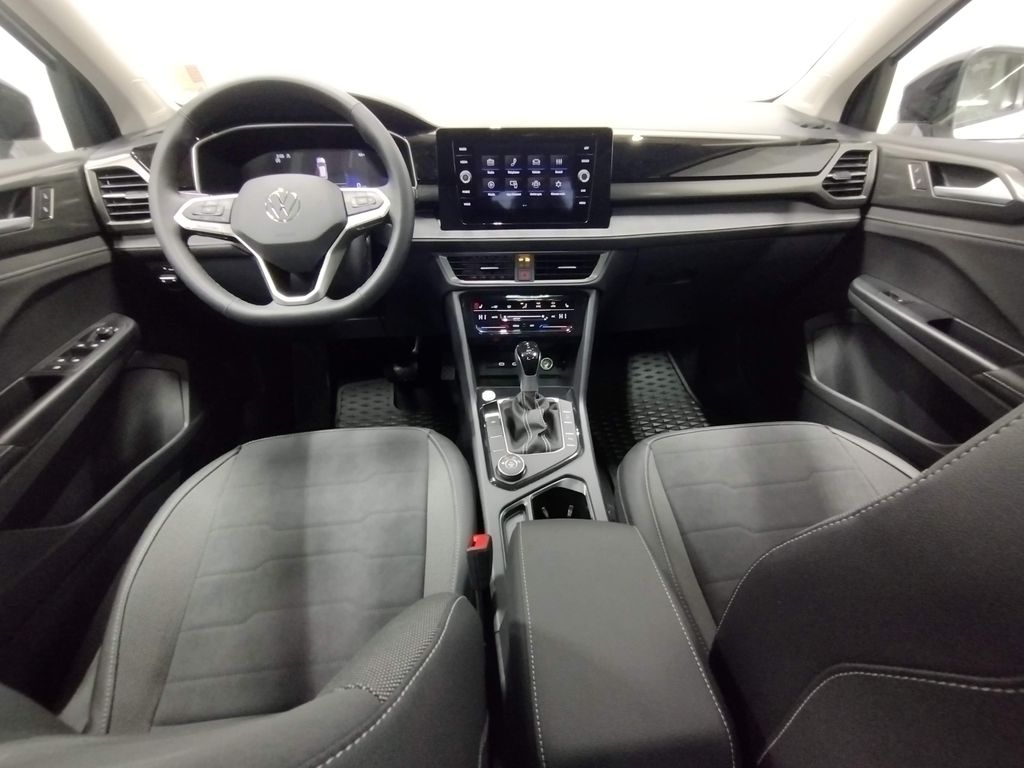 2025 Volkswagen Taos SE photo 29