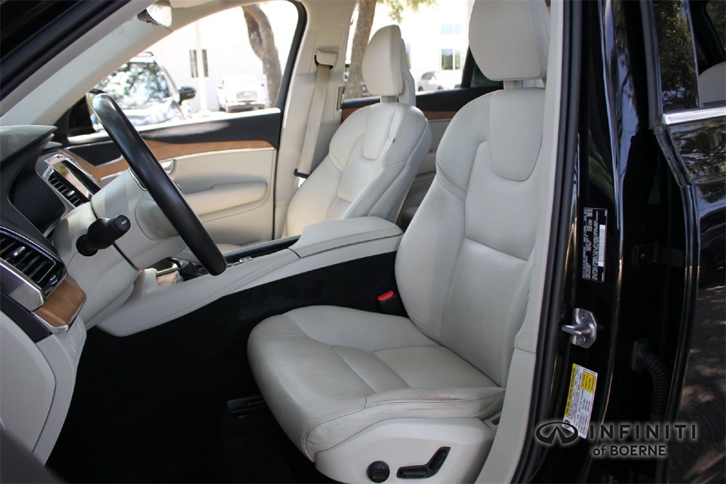 2022 Volvo XC90 Momentum photo 8
