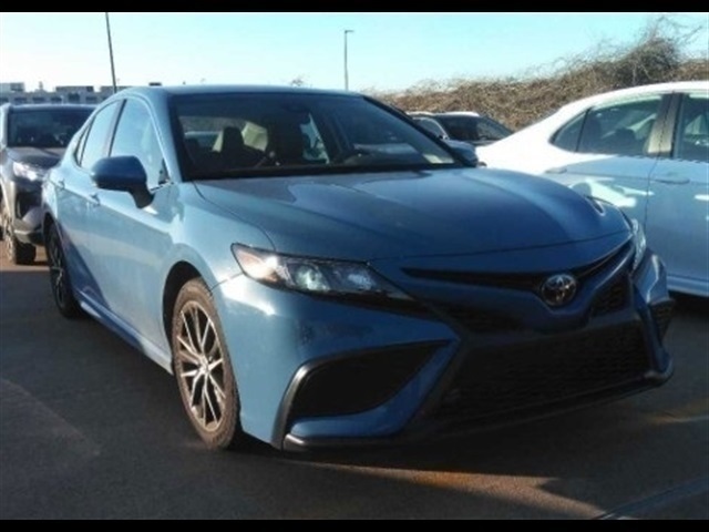 2024 Toyota Camry SE's photo