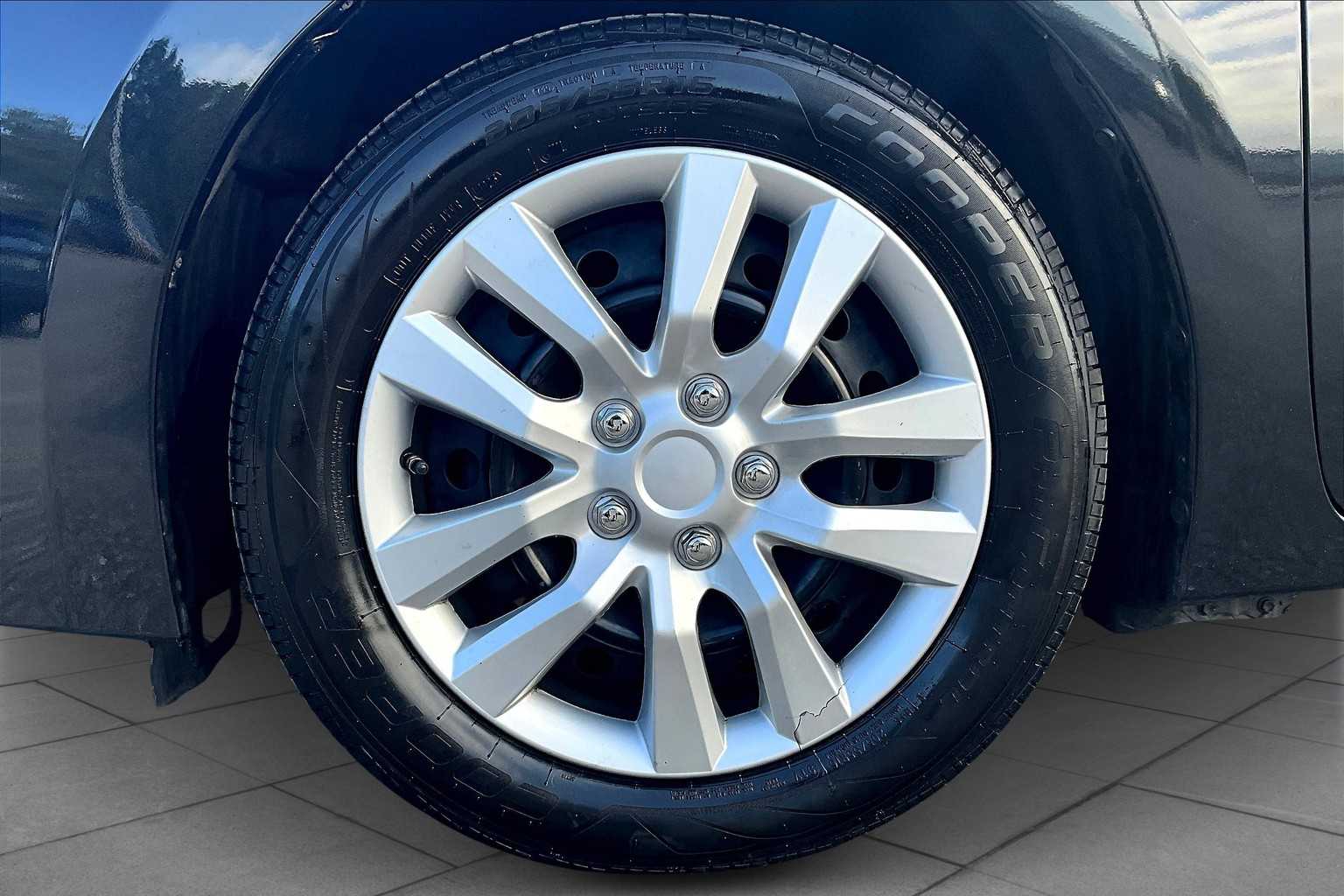 2014 Toyota Corolla LE photo 9