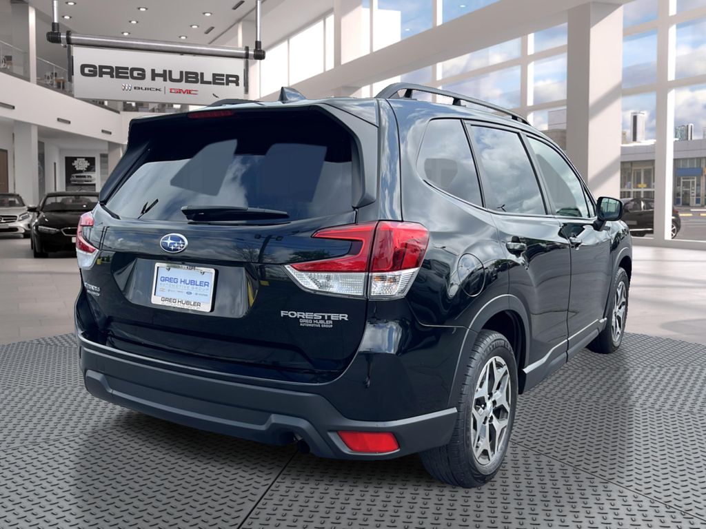 2023 Subaru Forester Premium photo 4