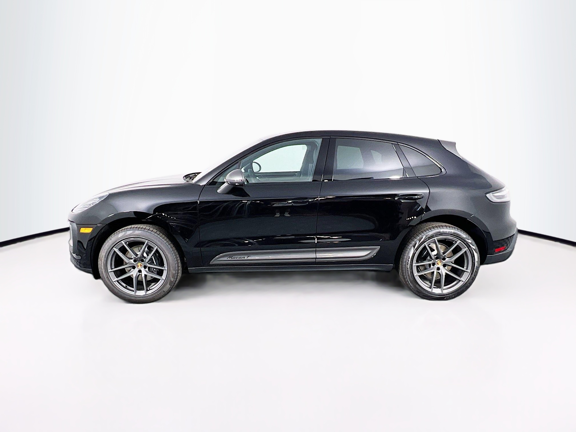 2025 Porsche Macan T photo 2