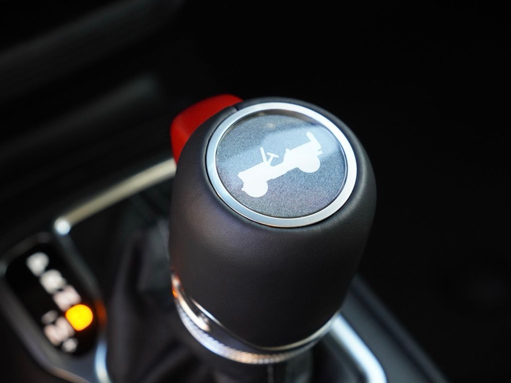 New 2026 Bright White Clear-Coat Exterior Paint Jeep Sahara image 17