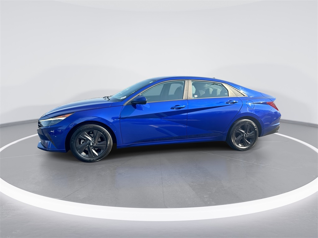 2022 Hyundai Elantra SEL photo 5