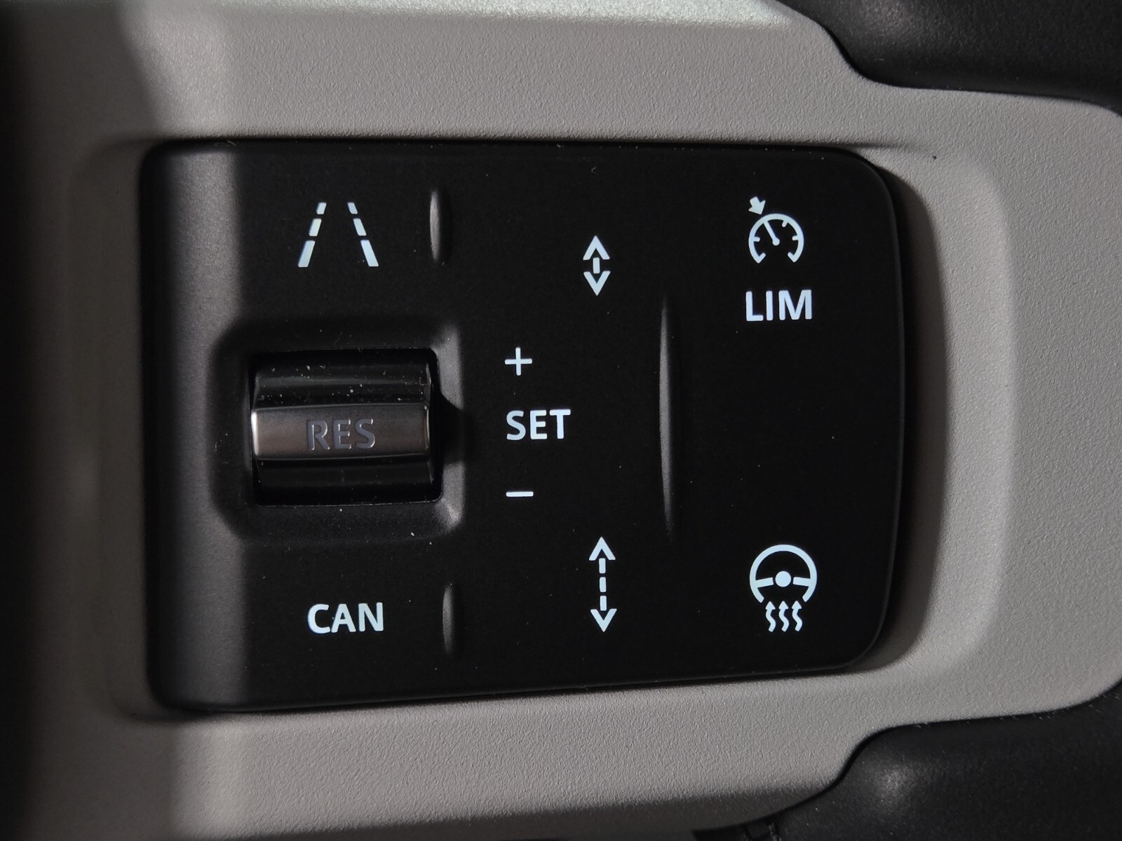2025 Land Rover Defender X-Dynamic SE photo 24
