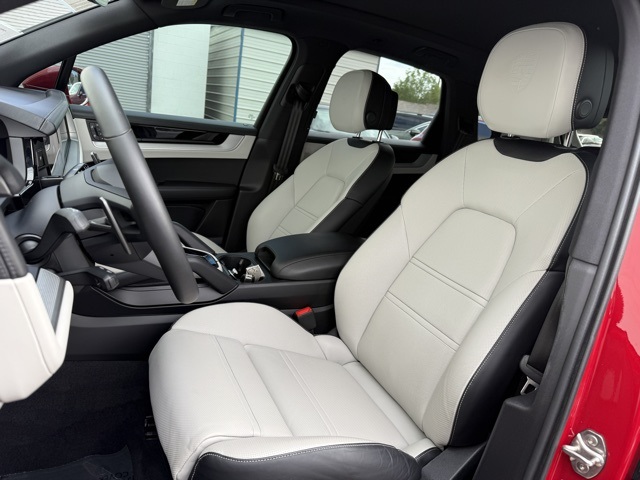 2025 Porsche Cayenne Base photo 5