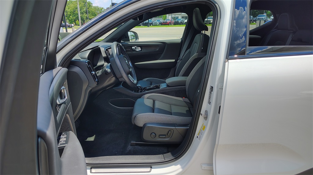 2023 Volvo XC40 Recharge Ultimate photo 6