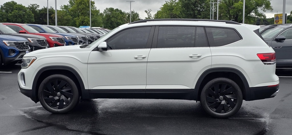 Used 2024 Volkswagen Atlas SE w/Tech with VIN 1V2KR2CA7RC527302 for sale in St. Cloud, Minnesota