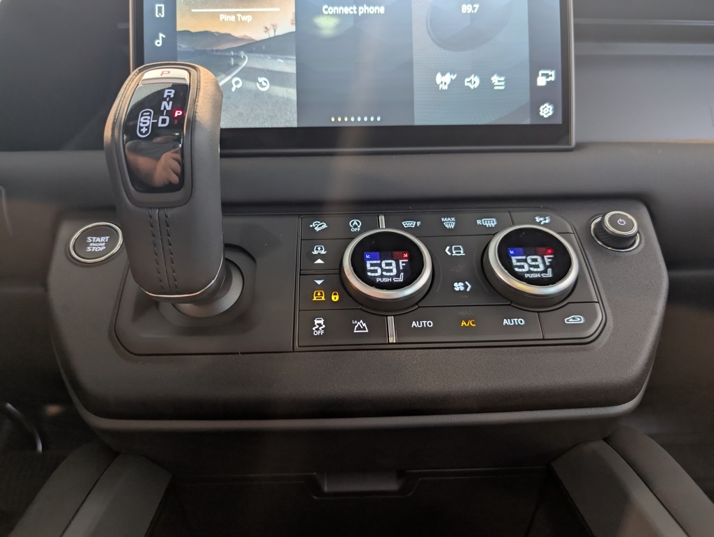 2025 Land Rover Defender 110 X-Dynamic SE photo 18
