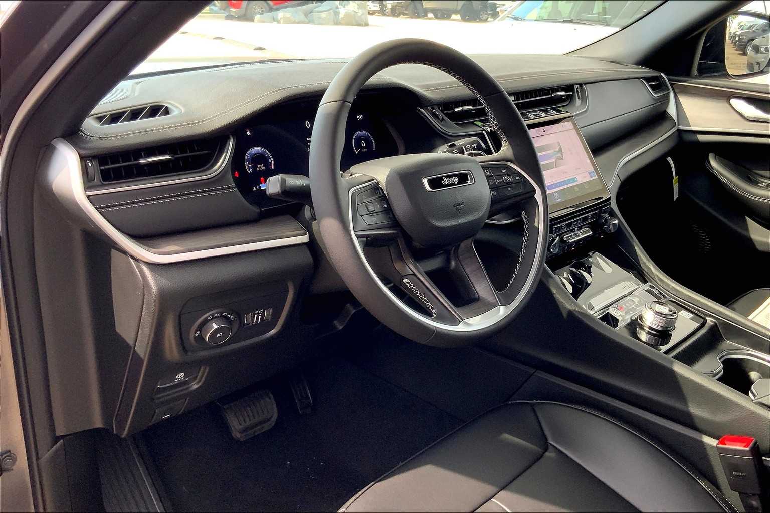 2025 Jeep Grand Cherokee Limited photo 4