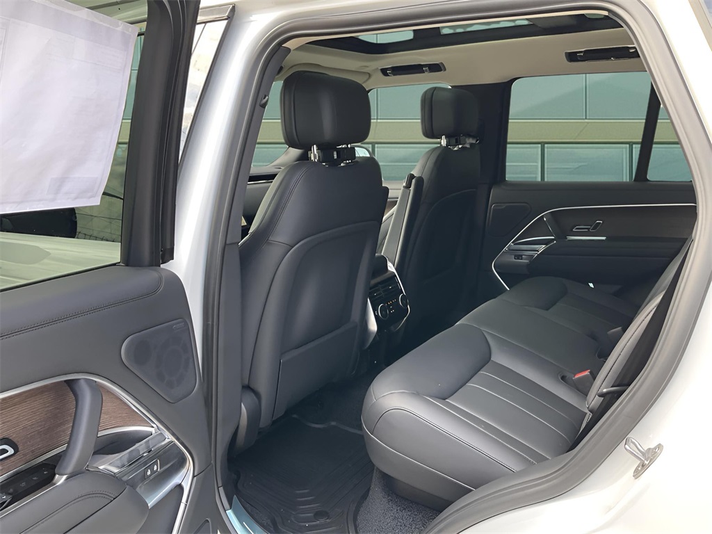 2025 Land Rover Range Rover SE photo 15