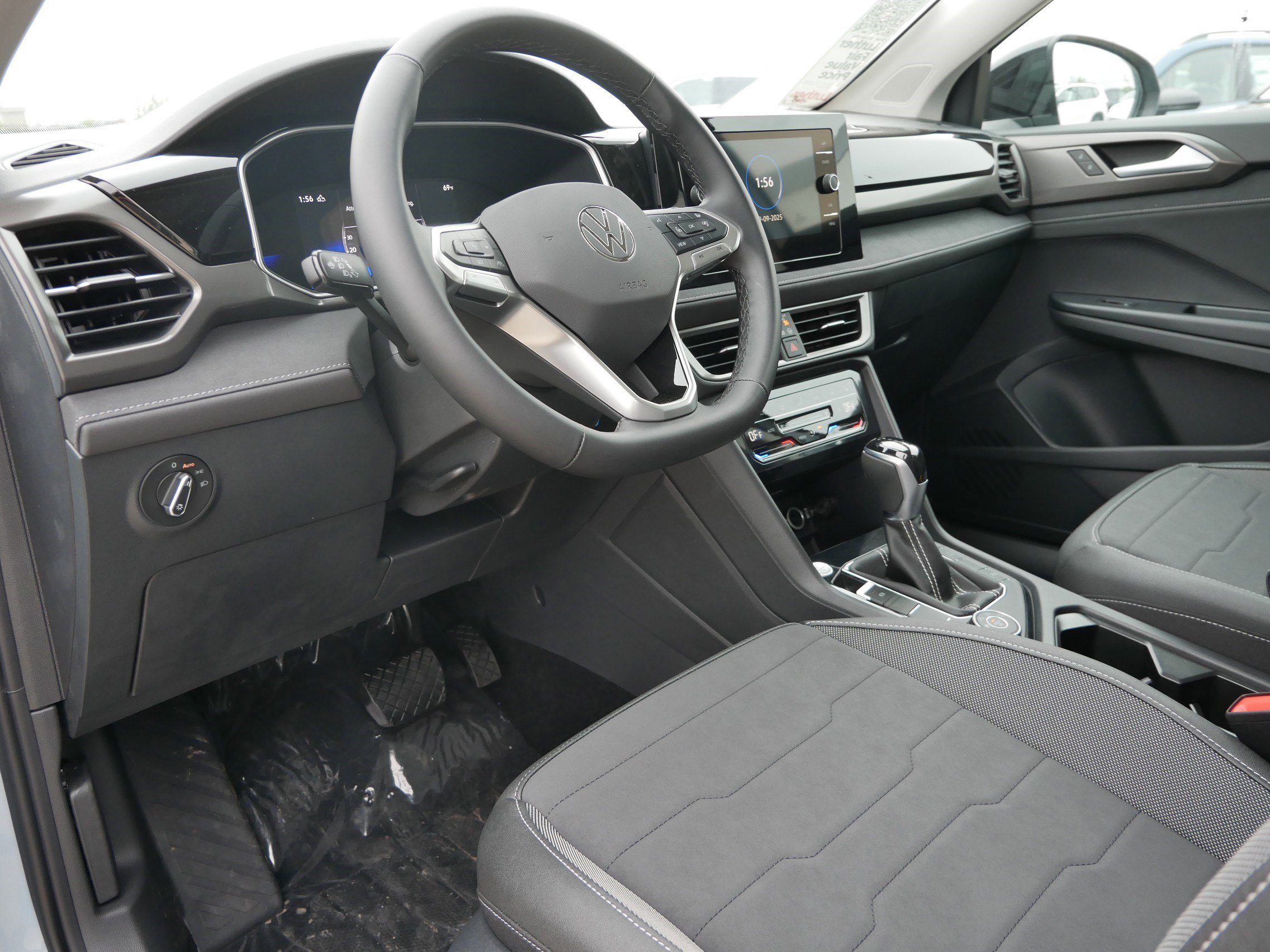 2025 Volkswagen Taos SE photo 3