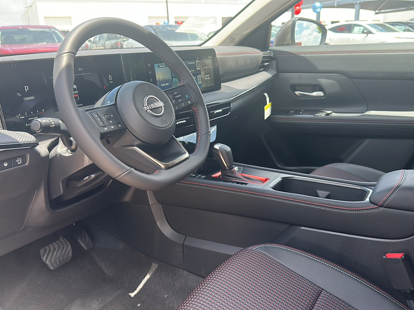 2025 Nissan Kicks SR photo 3