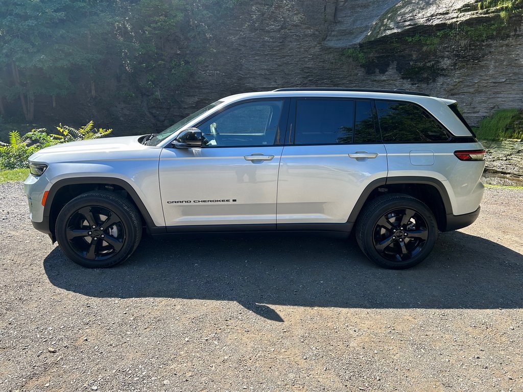 2022 Jeep Grand Cherokee Altitude photo 2