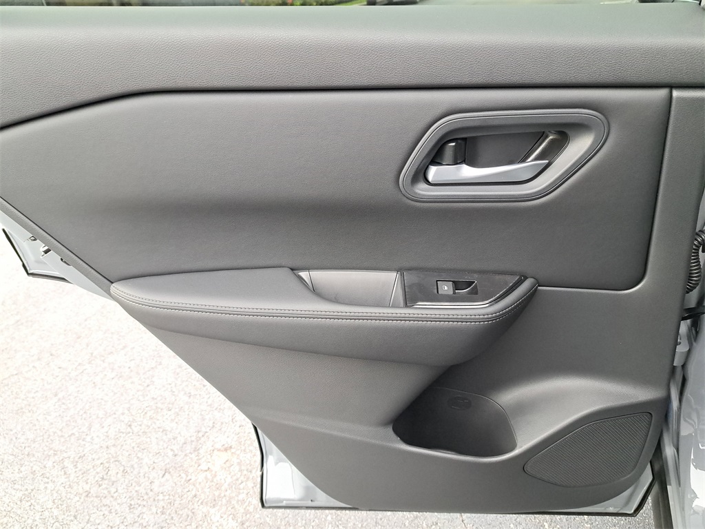 2026 Nissan Rogue SV photo 13