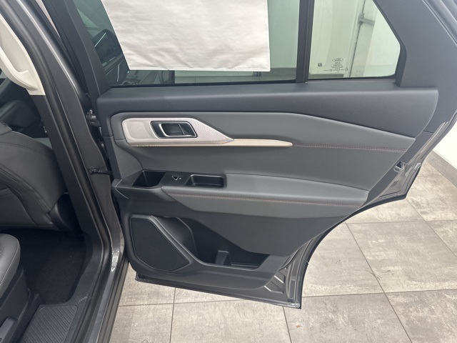 2025 Ford Explorer photo 27