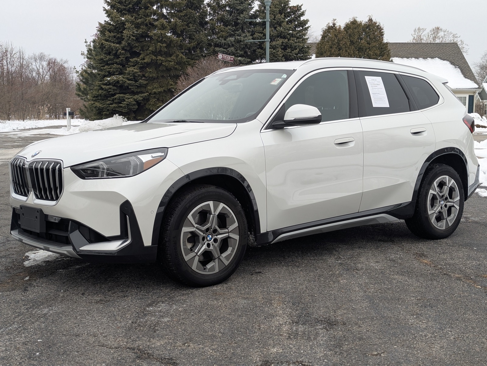 2025 BMW X1 28i's photo